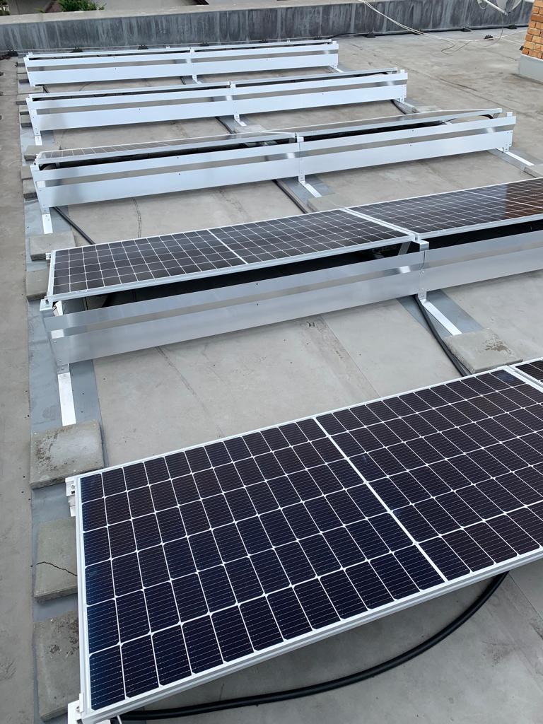 Instalace fotovoltaiky na rovnou střechu - Praha Kbely