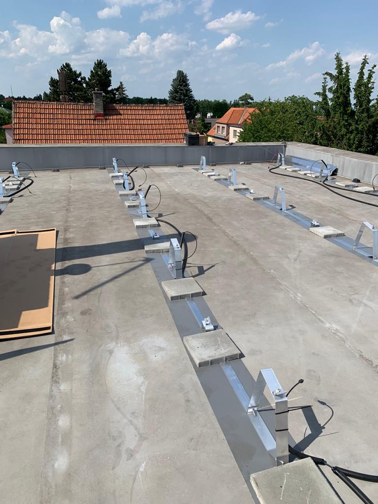 Příprava instalace fotovolataiky na plochou střechu v Praze - Kbelích