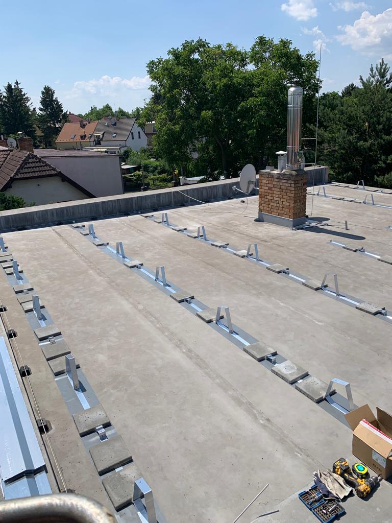 Příprava instalace fotovolataiky na rovné střeše. Praha Kbely