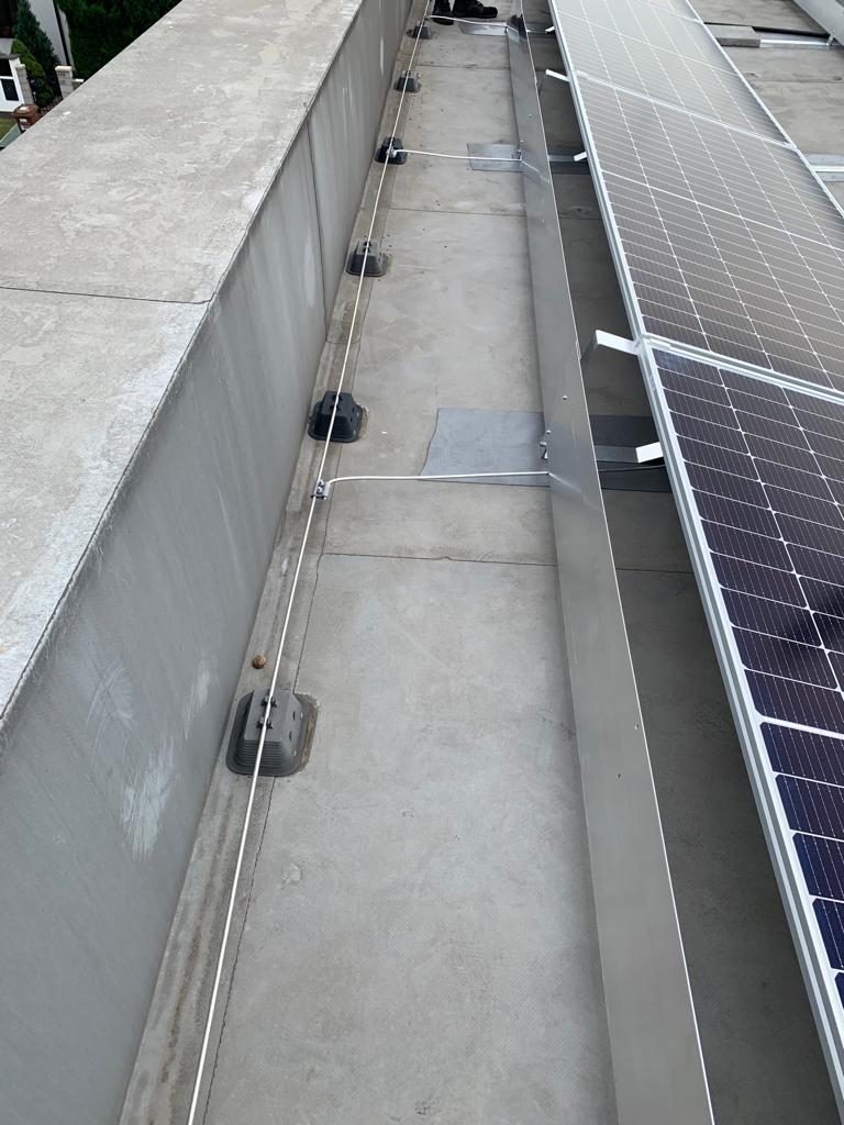 Hromosvod u fotovoltaických panelů na rovné střeše. Praha Kbely.