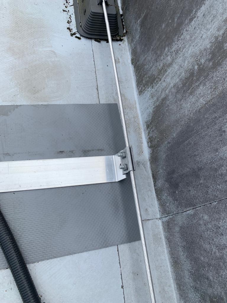 Hromosvod u fotovoltaických panelů na rovné střeše. Praha Kbely.