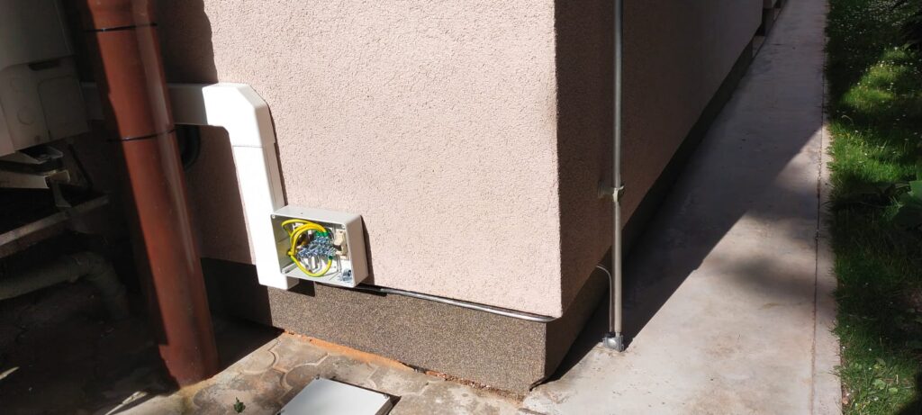 Technologie a připojení fotovoltaiky v rodinném domě - Praha Kbely.