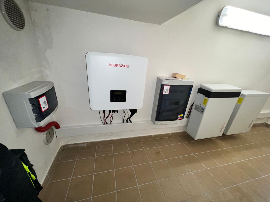 Instalace fotovoltaiky - MŠ Praha 10 Kolovraty - technické zázemí (střídač, baterie)