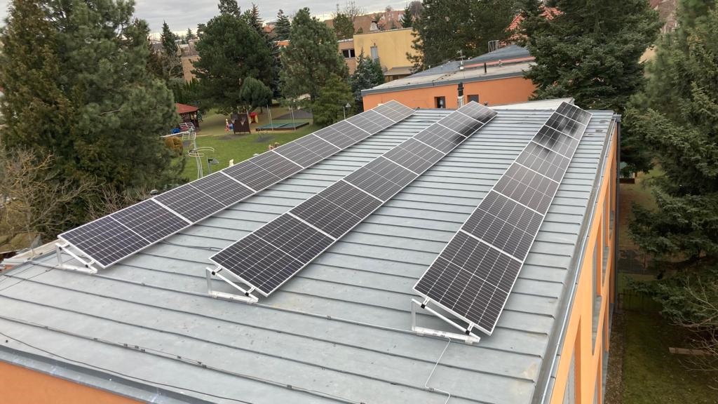 Instalace fotovoltaiky - MŠ Praha 10 Kolovraty - instalace na rovné střeše s plechovou krytinou