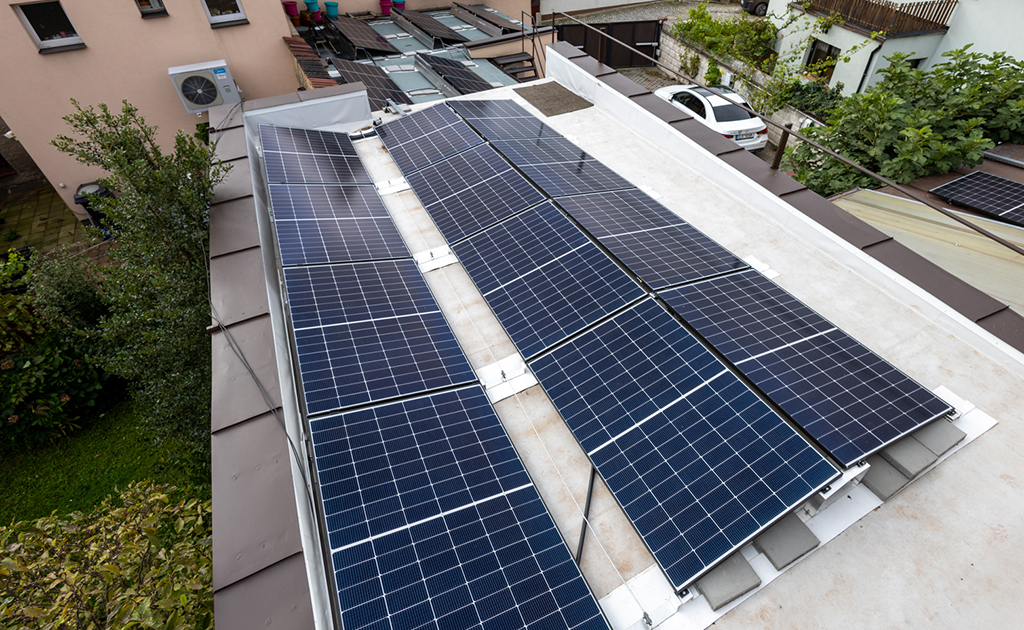 Instalace fotovoltaiky na rovnou střechu. Rodinný dům v Říčanech u Prahy.