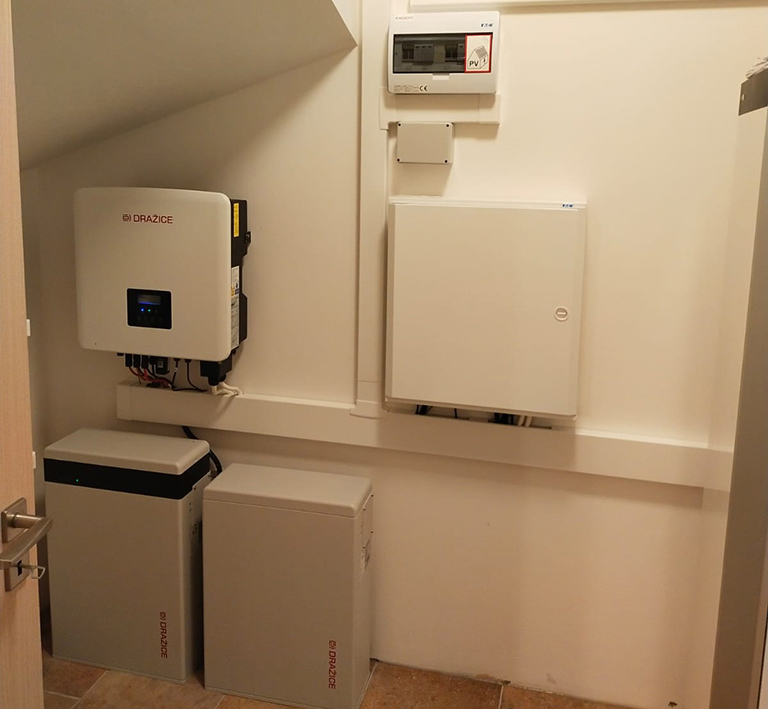 Montáž fotovoltaiky - Ondřejov. Technické zázemí, střídač a baterie Dražice Solar.