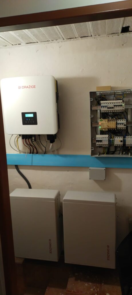 Uhříněves - technická místnost k fotovoltaice. Technologie Dražice Solar.