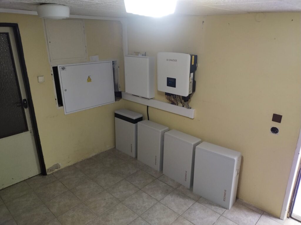 Technické zázemí - střídač, baterie a rozvaděč k fotovoltaice. Instalace v Říčanech u Prahy.